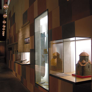 vitrine-objets sur le patrimoine arménien