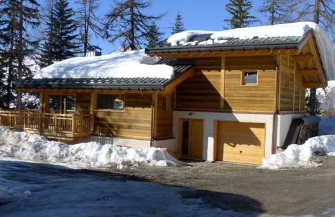 chalet ossature bois au milieu des arbres