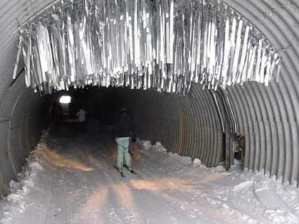 entrée des skieurs dans le tunnel